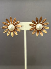 Load image into Gallery viewer, Daisy Earrings
